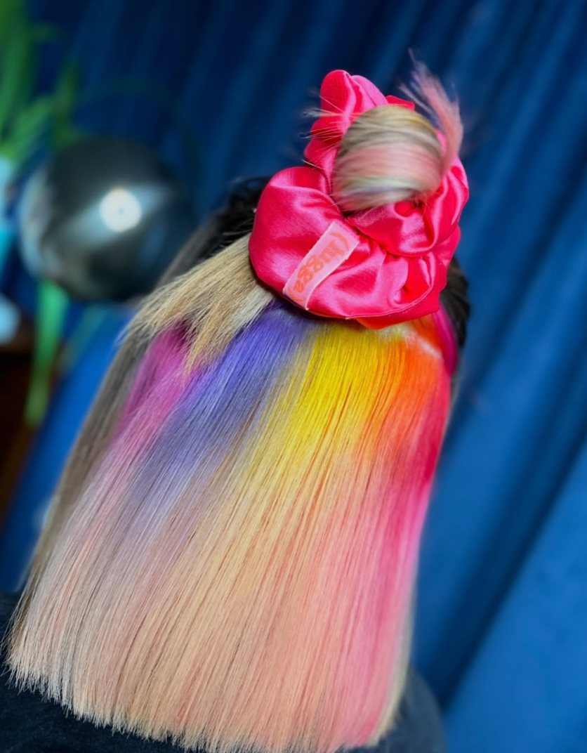 Regnbågsfärgat hår med rosa scrunchie – färgtransformation av Studio Lugga