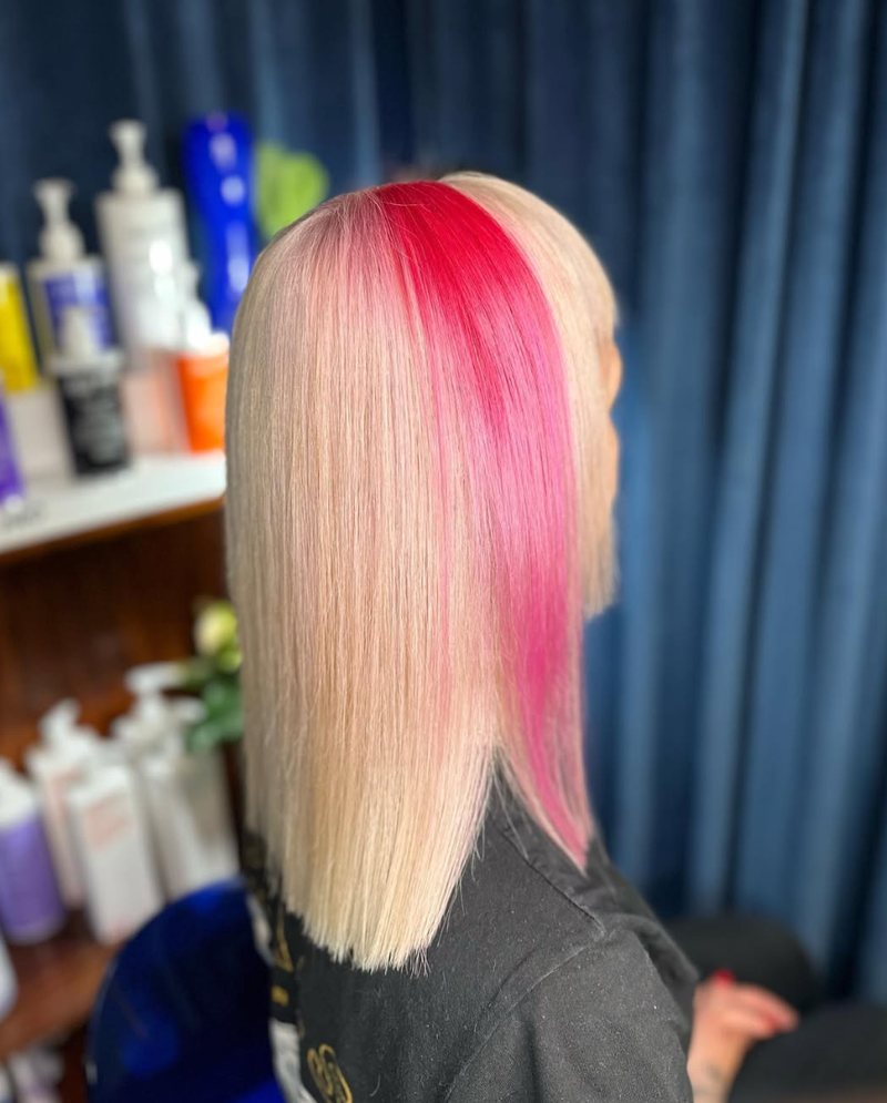 Rosa och röd färgtransformation på blont hår – arbete av Sessili